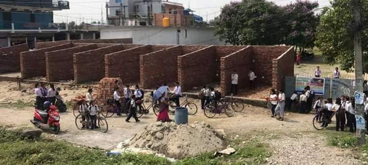 राजमार्ग क्षेत्रमा सटर बनाएपछि डुब्ने भो स्कुलको १० लाख