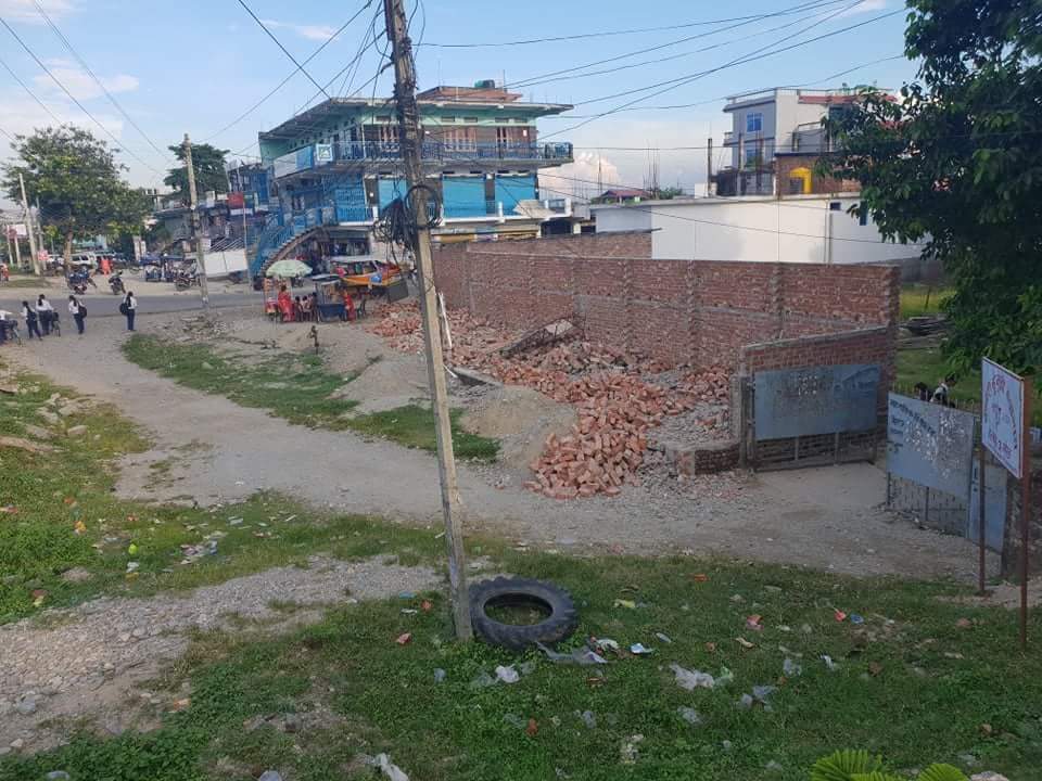 भत्काइयो सडक क्षेत्राधिकारका भगवती स्कुलका सटर, बनाउँदा र भत्काउँदाकाे खर्च कसले ब्यहोर्छ ?