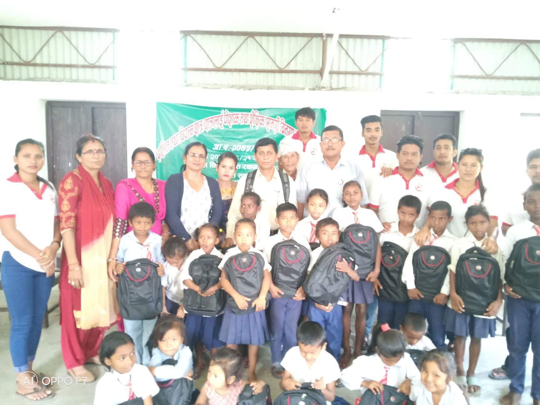 वडा कार्यालयद्वारा दलित तथा विपन्न छात्र छात्रालाई पाेशाक र शैक्षिक सामग्री वितरण