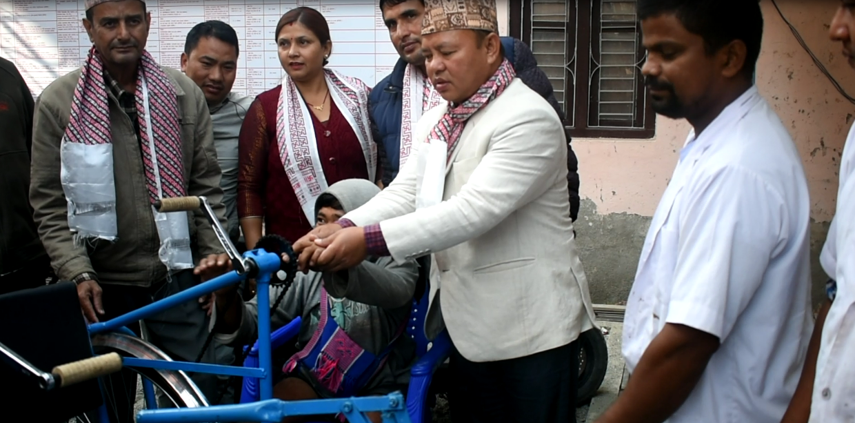 लेटाङ नगरपालिकाद्वारा झण्डै तिन दर्जन सारीरिक अपाङ्गता भएका व्यक्तिहरुलाई सहायक सामग्री वितरण