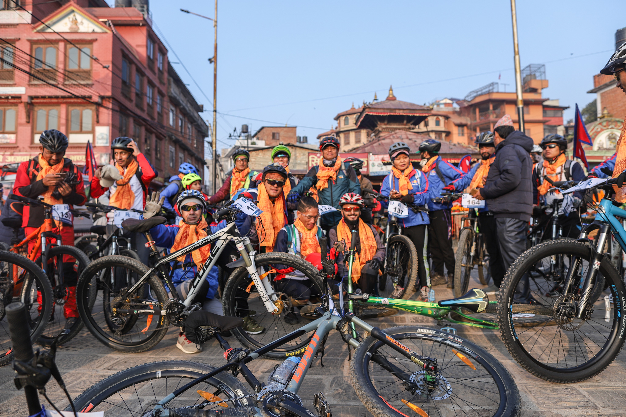 काठमाडौं सिन्धुलीगढी हुँदै जनकपुरसम्मको साइकल यात्रा चल्दै, यात्रीलाई बाटैभरी भब्य स्वागत