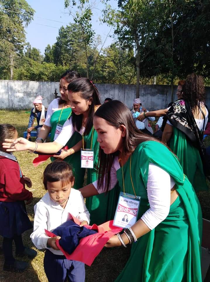 श्रमिक महिला समूहद्वारा बालबालिका लाई न्यानाे लुगा वितरण