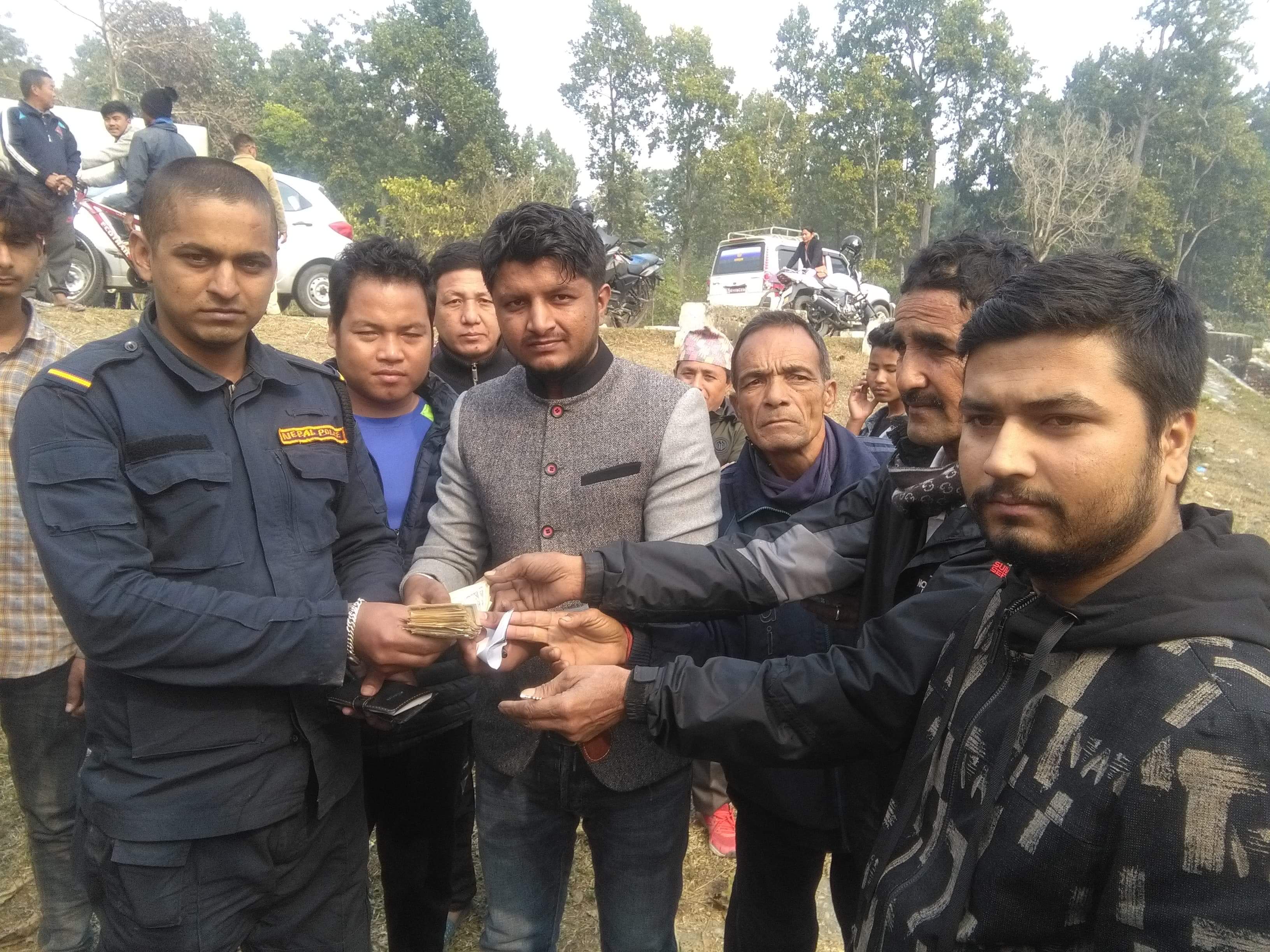 राजमार्गमा भेटिएको ५४ हजार ५ सय रुपैयाँ प्रहरीलाई हस्तान्तरण