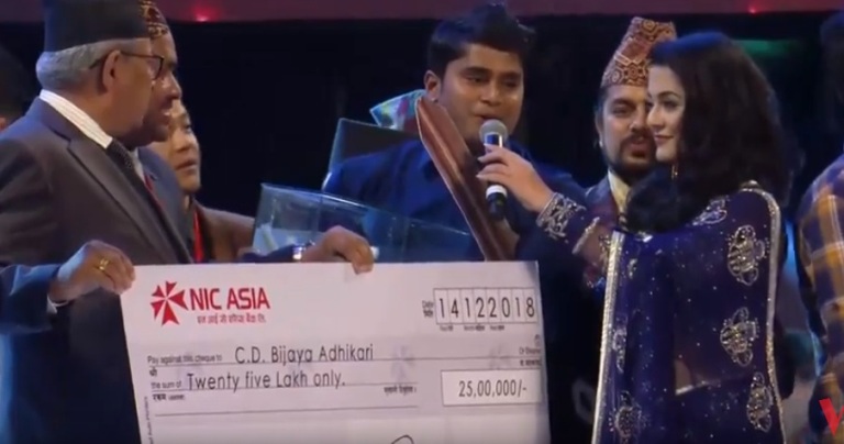 विजय अधिकारीले जिते ‘द भ्वाइस अफ नेपाल’ को पहिलो संस्करण (भिडियो सहित)