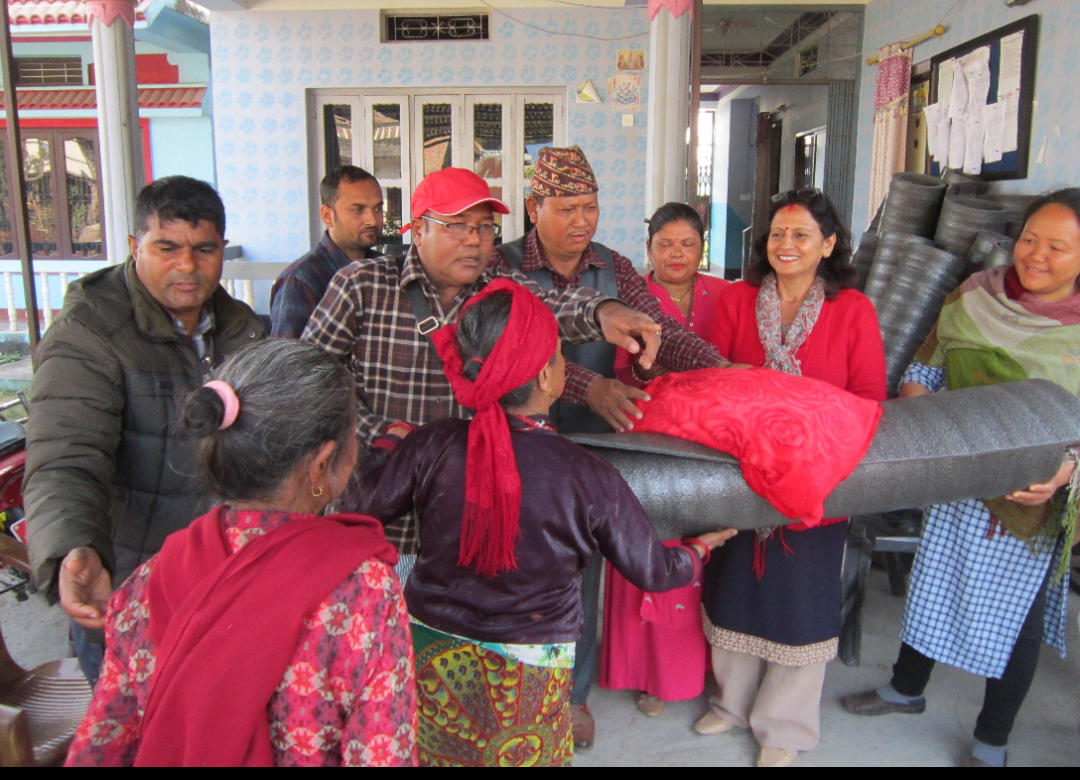प्रत्येक वडाका बिपन्न ३० परिवारलाई सिरक डसना बांड्दै पथरीशनिश्चरे नगरपालिका