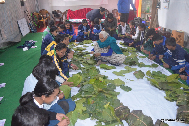 धनकुटामा दुना टपरी प्रबर्द्धन गरिंदै, विद्यार्थीलाई सिकाउन थालियो दुना टपरी गांस्न