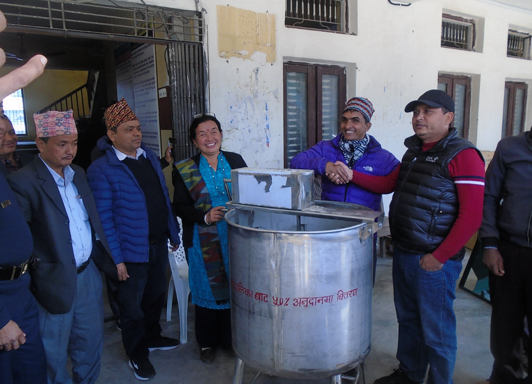 केराबारी गाउँपालिकाद्वारा साढे तीन लाख बराबरका कृषि मेसिनरी तथा औजार बितरण