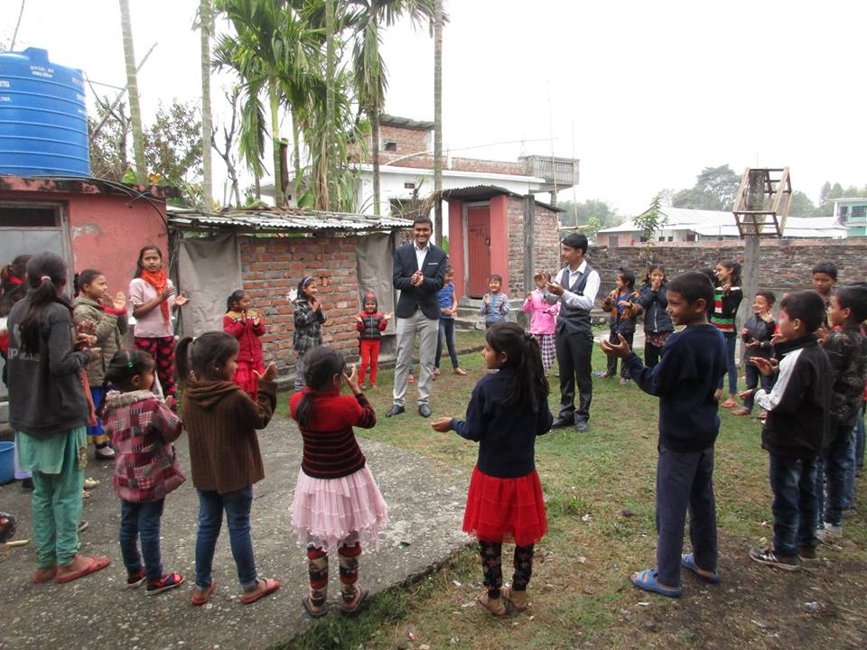७५ भन्दा बढी विद्यार्थीलाई खाना खुवाउंदै जन्मदिन मनाए निकेशले