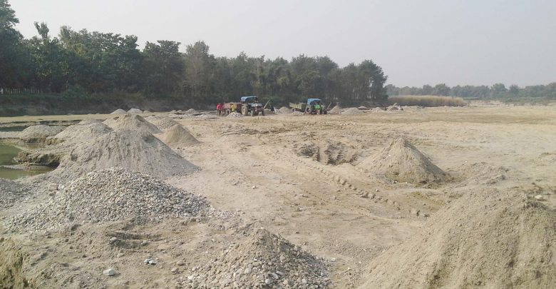 लोहोन्द्रा खोलाको नाममा निजी जमीन उत्खनन् गरिएको भन्दै नगरपालिकामा ज्ञापन