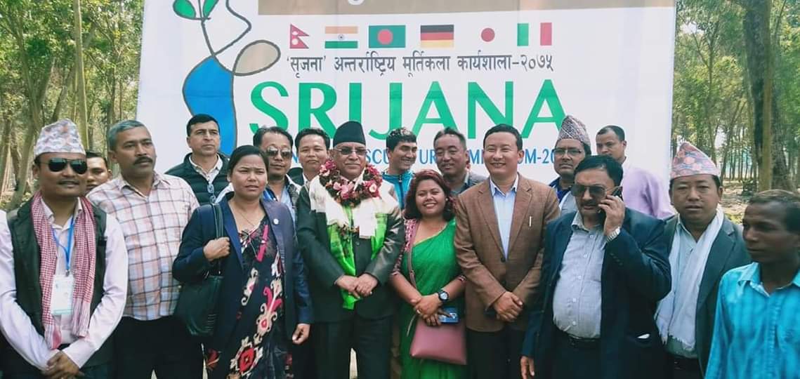 भाउन्नेस्थित सृजना पार्कमा घुमे प्रचण्ड, मुर्ति हेर्दै भने ‘ढुंगाबाट पनि सम्बृद्धि आउँदोरहेछ’