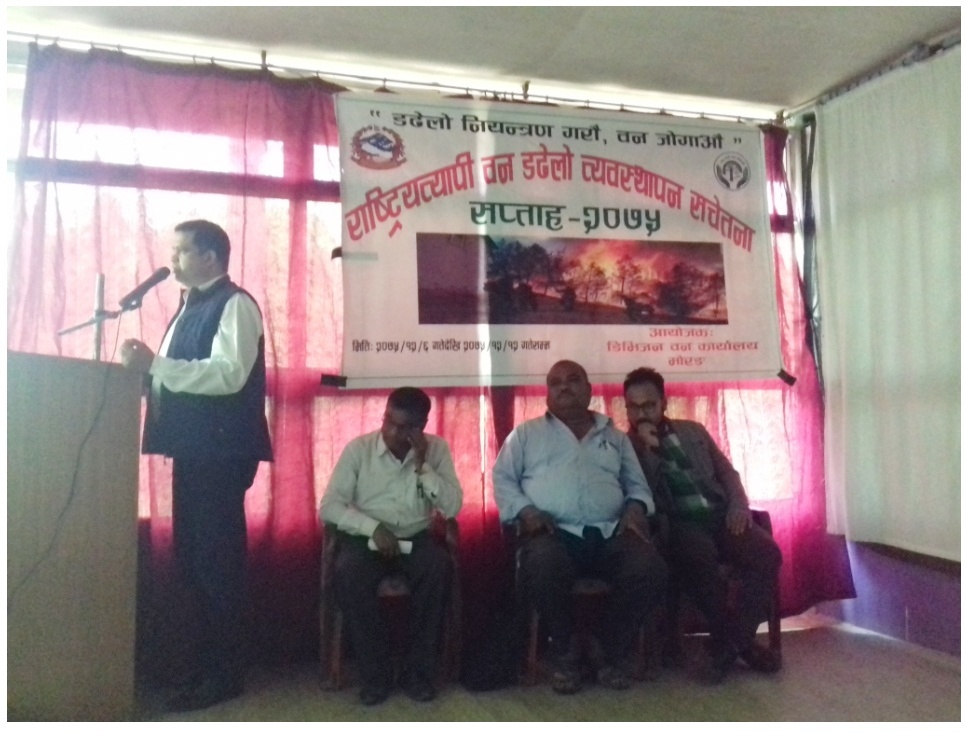 वस्ती नजिकका वनमै डढेलोको खतरा, डढेलो विरुद्ध अभियान चलाउँदै वन कार्यालय