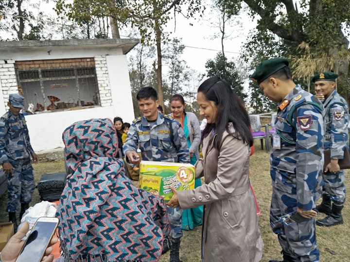 सशस्त्र प्रहरी महिला परिवार संघले धनकुटाका अनाथ बालबालिकालाई दियो विभिन्न सामग्री