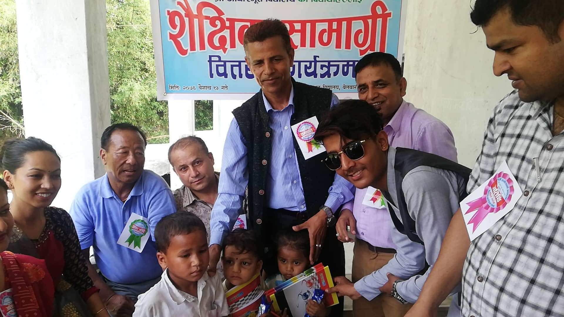 विद्यार्थीलाई शैक्षिक सामग्री वितरण गरेर बेलबारीका एक युवाले मनाए जन्मदिन