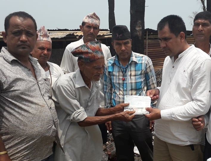 तीस वर्षमा तिन पटक आगलागीपीडित भएका भट्टराईलाई बेलबारी नगरले दियो १ लाख