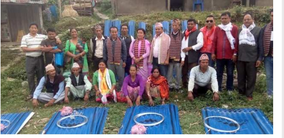 केराबारी गाउँपालिकाद्वारा पाटीगाउँका बिपन्न दलित नौ परिवारलाई जस्तापाता बितरण