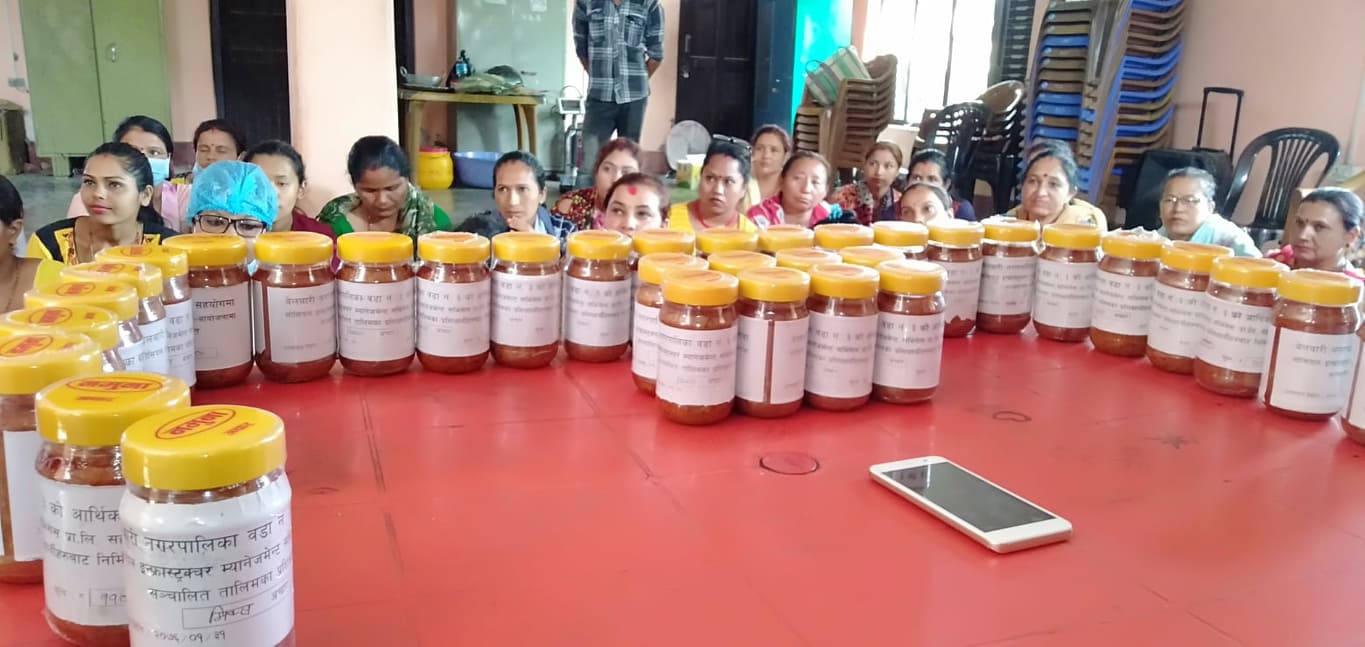 नगरपालिकाबाट तालिम लिएपछि व्यवसायिक रूपमै अचार बनाउन थाले बेलबारीका महिलाहरु