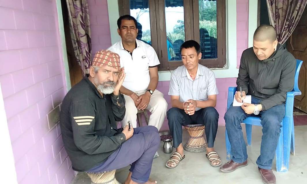दाम्लोले बाँधेर राखिएका मानसिक रोगीको उपचार गराउँदै बेलबारी नगरपालिका