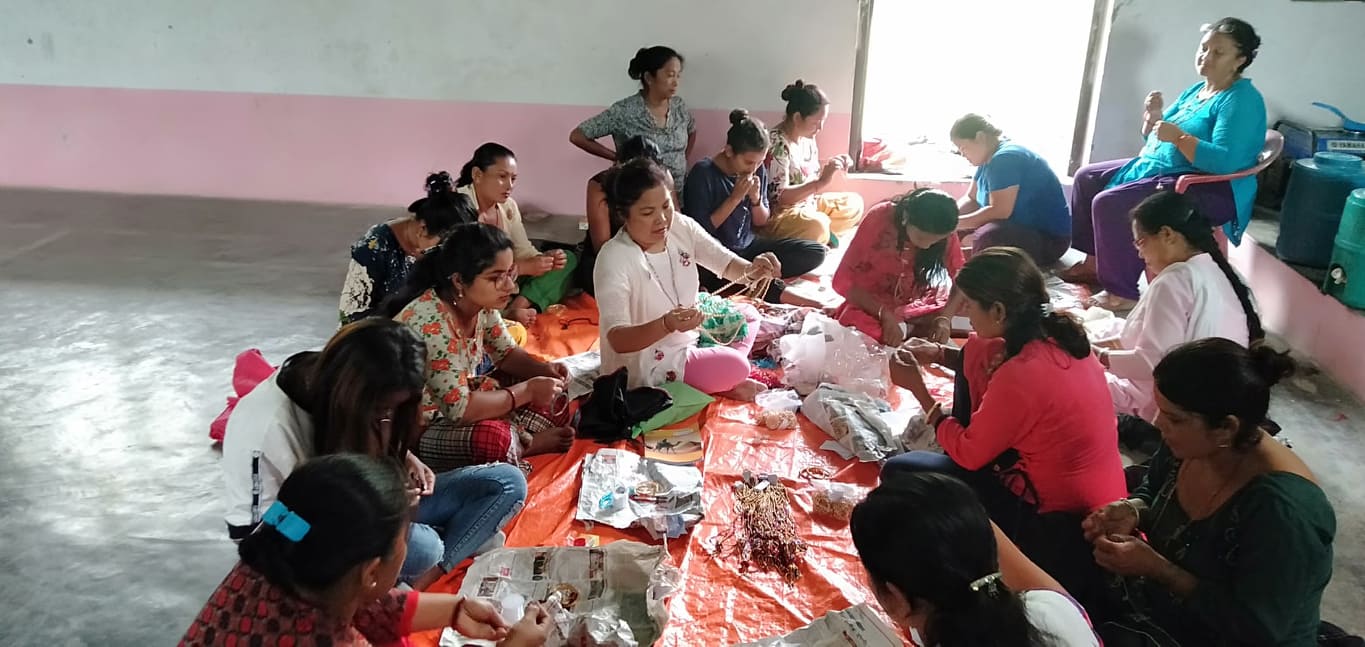दुई दर्जनभन्दा बढी महिलाले लिए मोतिको माला बनाउने तालिम