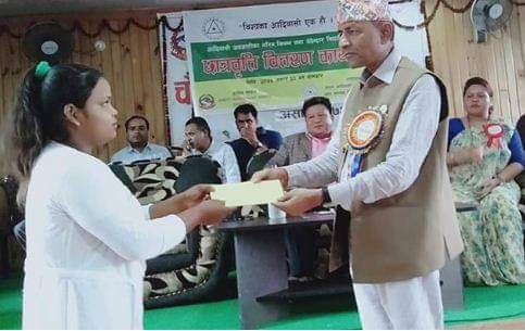 आदिबासी जनजाति महासंघ बेलबारीद्वारा १७ जातिका विद्यार्थीहरुलाइ छात्रवृत्ति वितरण