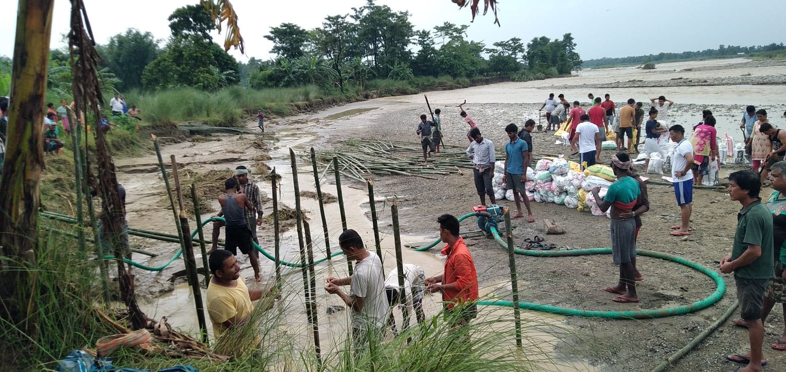नगरपालिकाको सहयोगमा अस्थायी तटबन्ध गर्न कसिए बेलबारीका स्थानीयबासी