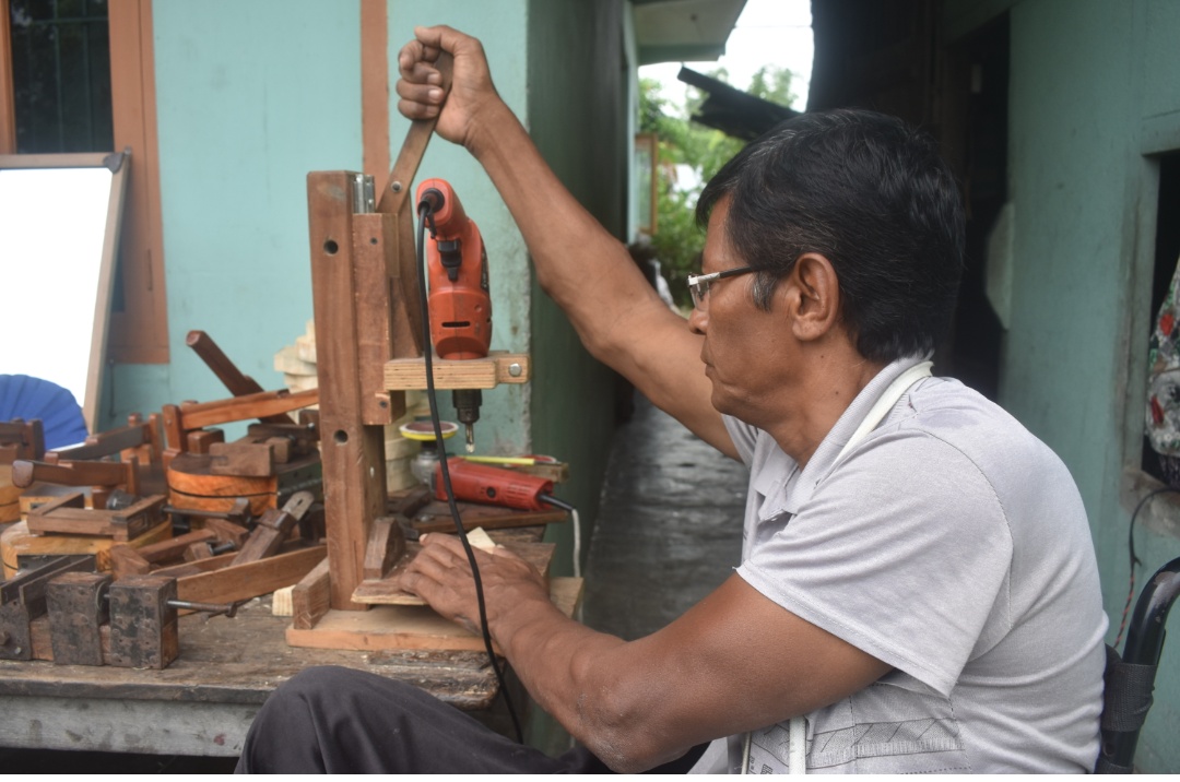 अपाङ्ग भएर पनि पुरै परिवारको सहारा बन्दै पदम