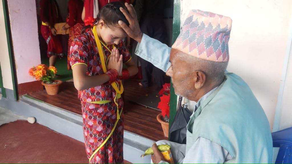जेष्ठ नागरिकबाट आशीर्वाद लिँदै र फलफुल दिंँदै गुरुकुलका विद्यार्थीले मनाए वाल दिवस