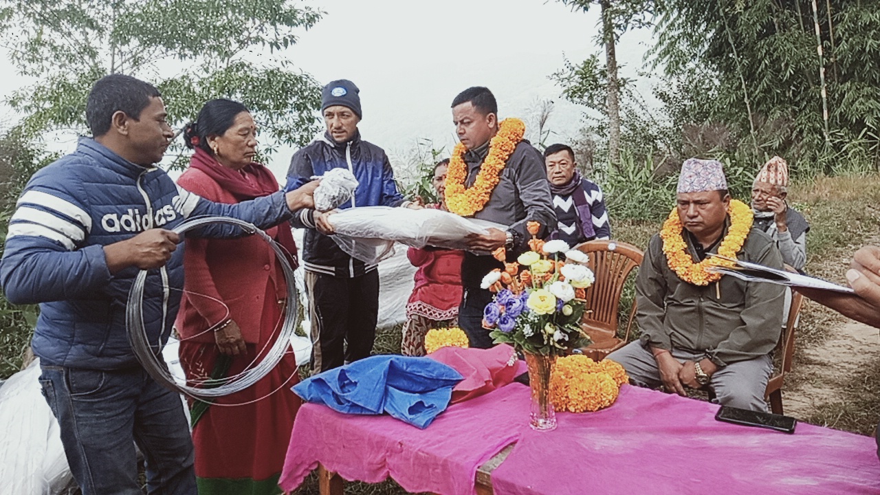 चालीस जना किसानहरुलाई प्लाष्टिक टनेल वितरण