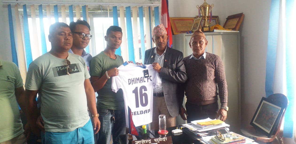 धिमाल राष्ट्रिय फुटबल कपमा सहभागी हुने खेलाडीहरुलाई बेलबारी नगरले दियो जर्सी