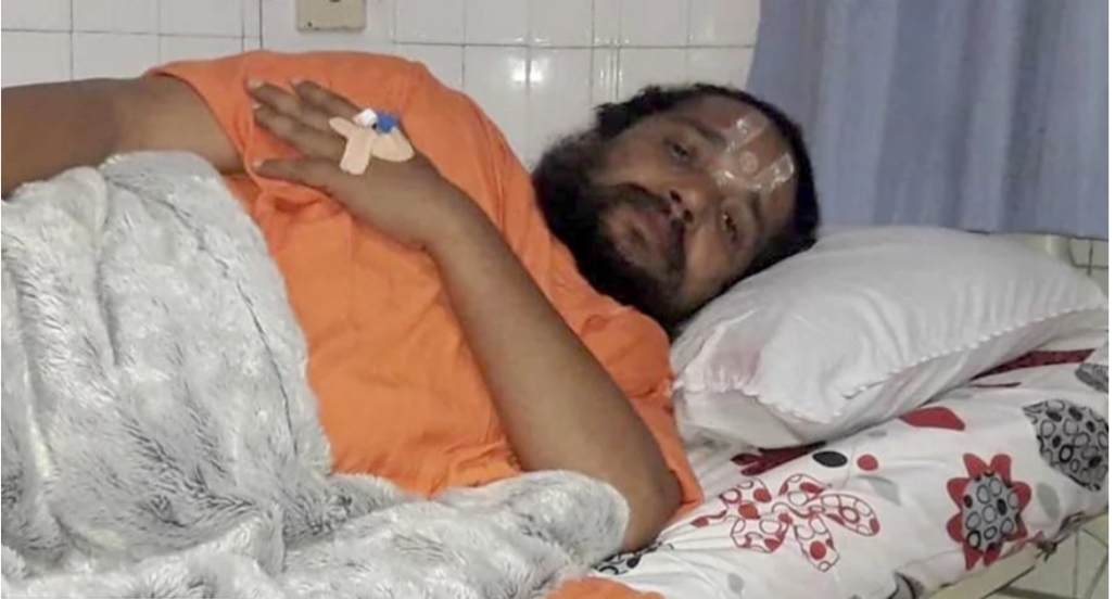अस्पतालबाटै एकाबिहानै पक्राउ परे ‘सिद्धबाबा’, एम्बुलेन्समा हालेर लगियो प्रहरी खोरमा