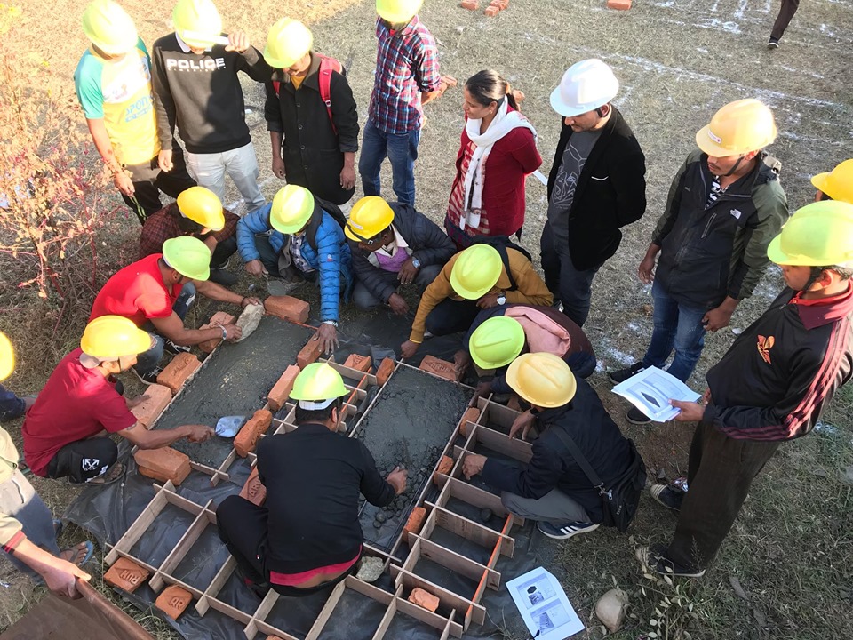 नगरपालिकामार्फत भुकम्प प्रतिरोधात्मक घर बनाउन सिक्दै तीन दर्जन युवाहरू