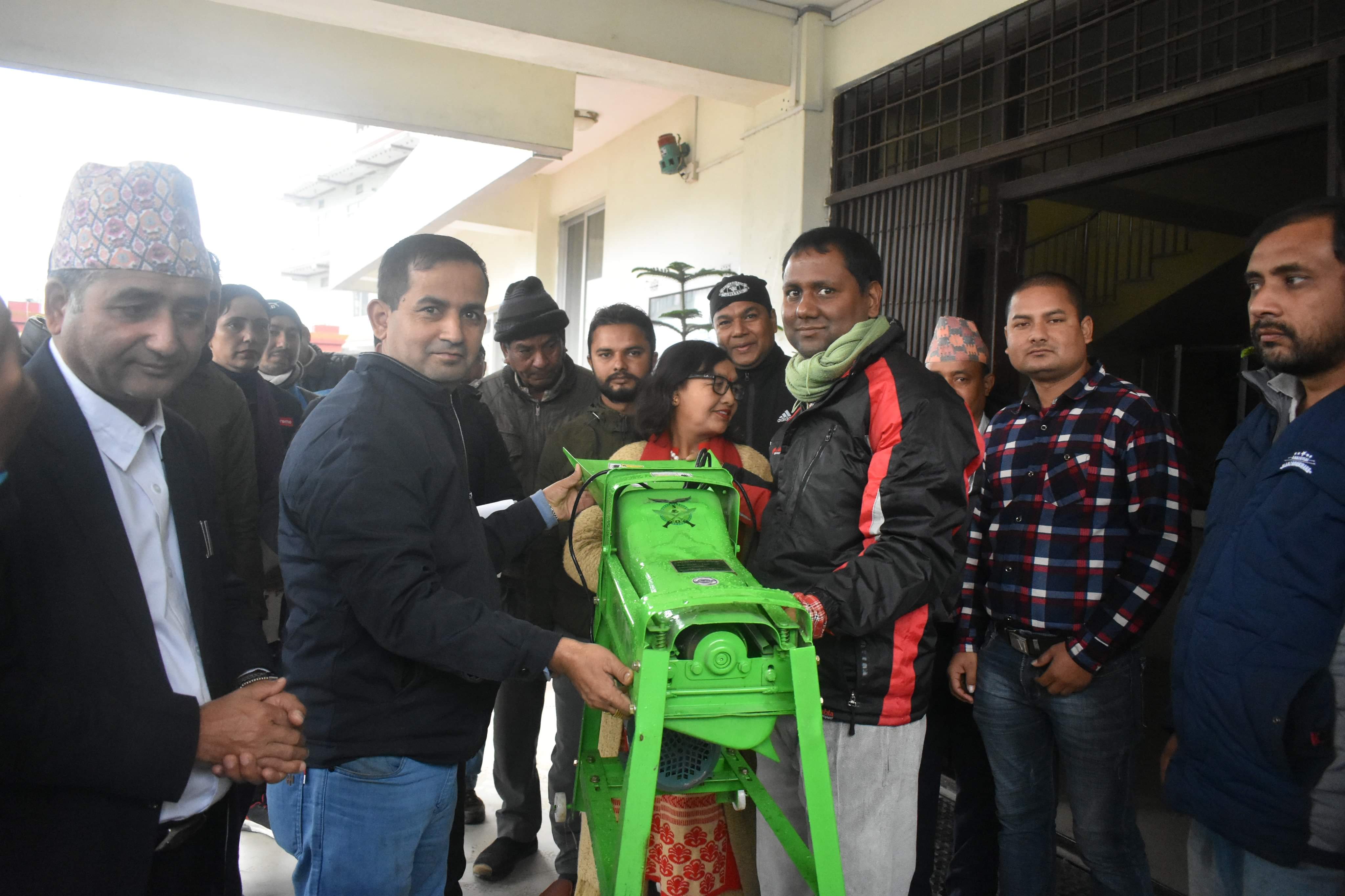 सुन्दरहरैचा नगरपालिकाद्वारा २५ लाखभन्दा बढी मुल्यका कृषि यन्त्र तथा उपकरण वितरण