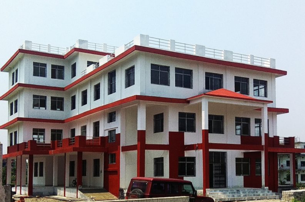 भवन बनिसकेको लामो समयसम्म पनि सरेन मालपोत, स्थानीय भन्छन- जुनसुकै सर्तमा नयाँ भवनमा सर्नुपर्छ”