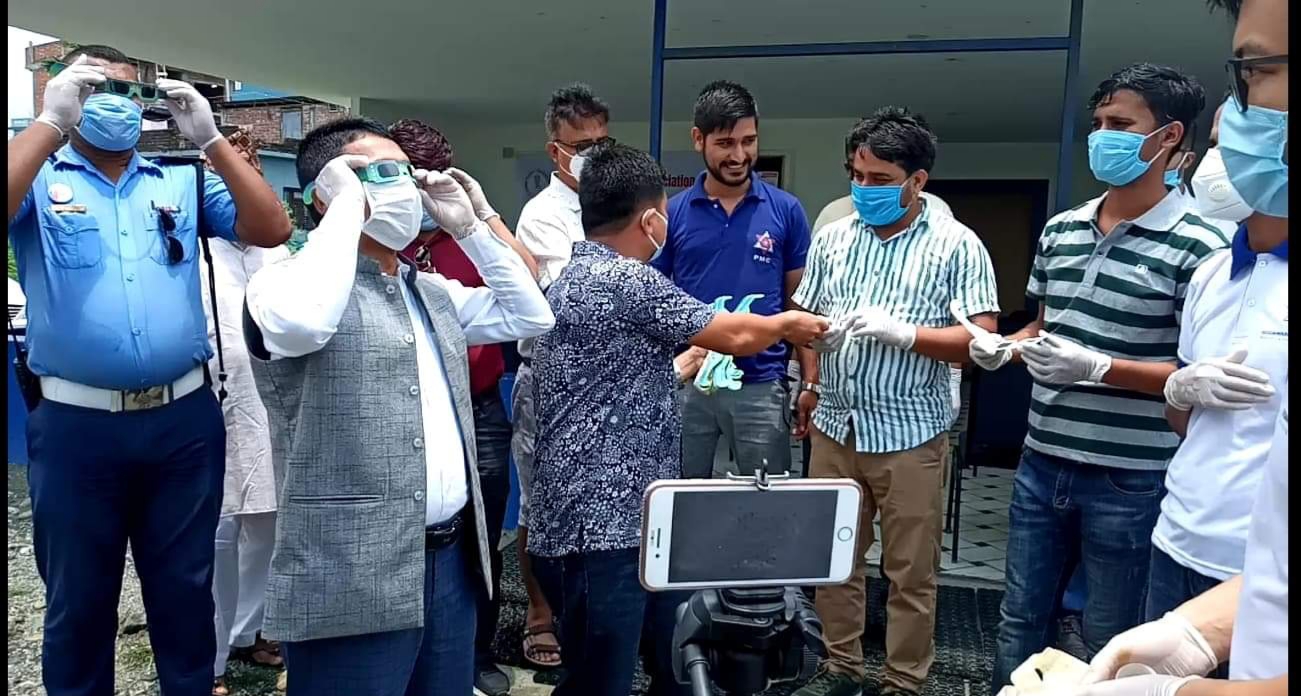 ग्रहणबारेको अन्धबिश्वास तोड्दै पुर्वका युवा बैज्ञानिकहरु, पुर्वमै आविष्कार केन्द्र खोल्ने योजना