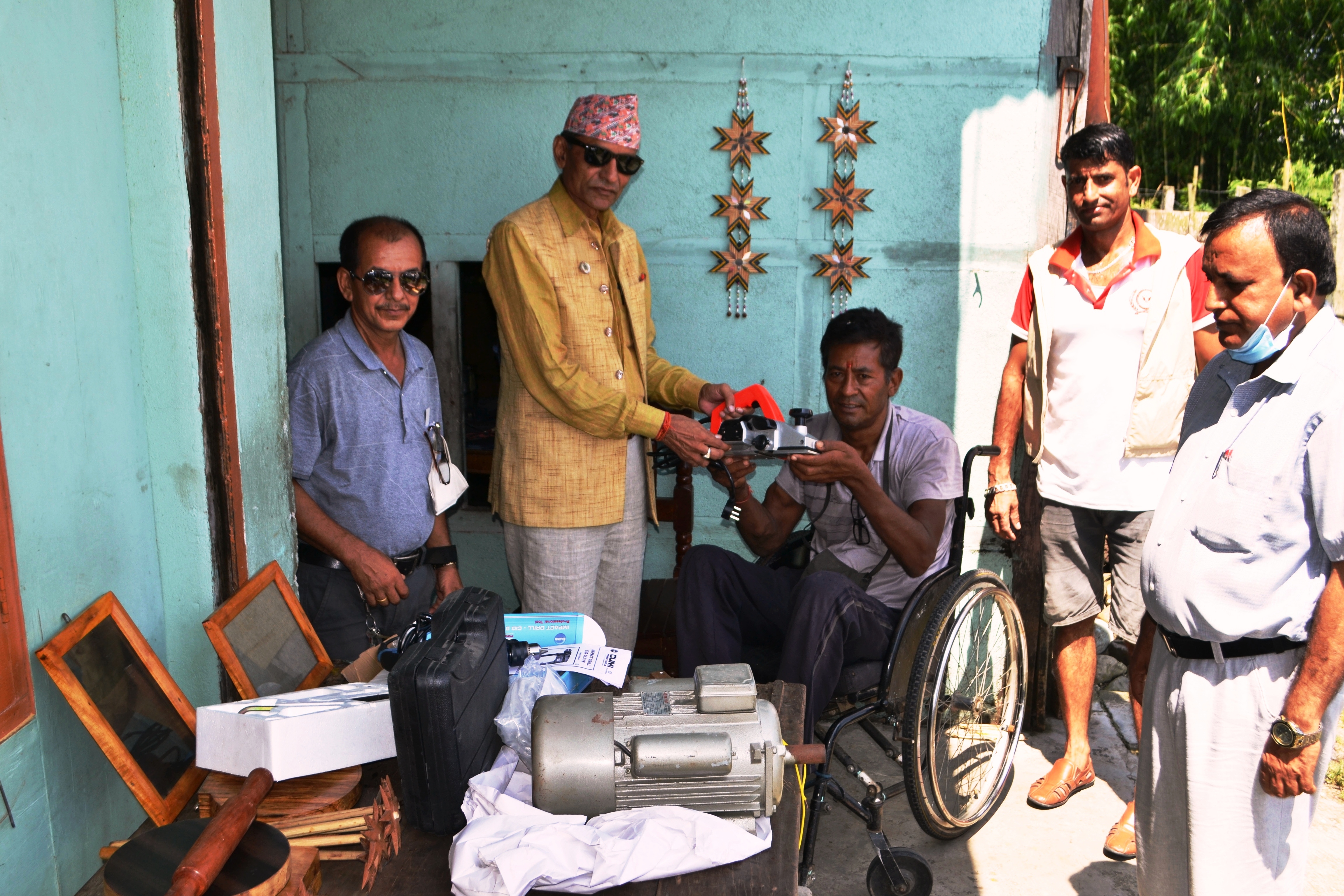 पुरै परिवारकाे सहारा बन्दै आएका अपाङ्ग पदम श्रेष्ठलाई बेलबारी नगरपालिकाले गर्यो सहयाेग