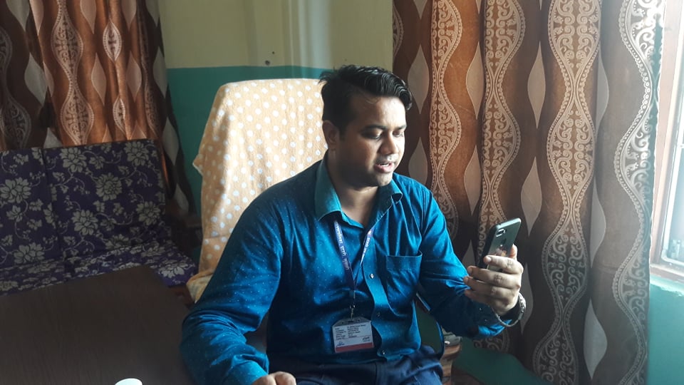 कोभिड १९ संक्रमितहरुलाई भिडियो कल मार्फत परामर्श सेवा दिँदै इटहरी अस्पताल