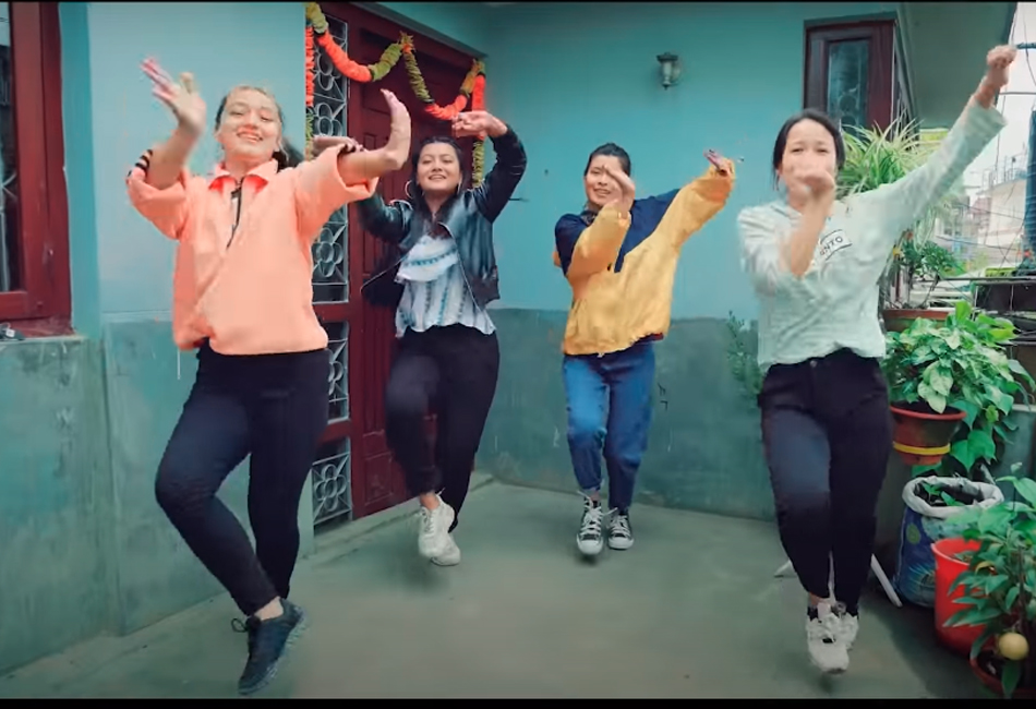 “यसपालिको तीजमा नाच घरैमा” भन्दै लकडाउन गीत लिएर आए लक्ष्मण