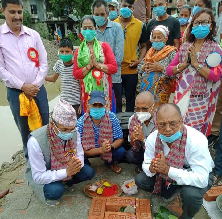 शुक्रबारेमा सामुदायिक भवन बन्दै, प्रदेश सांसद ओझाले गरे शिलान्यास