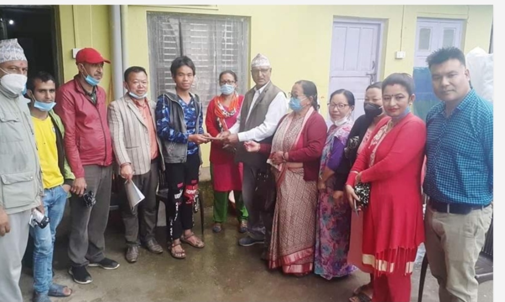 बाढी पहिरोले बच्चा गुमाएका आङ्लाको परिवारलाई धनकुटा कांग्रेसको सहयोग