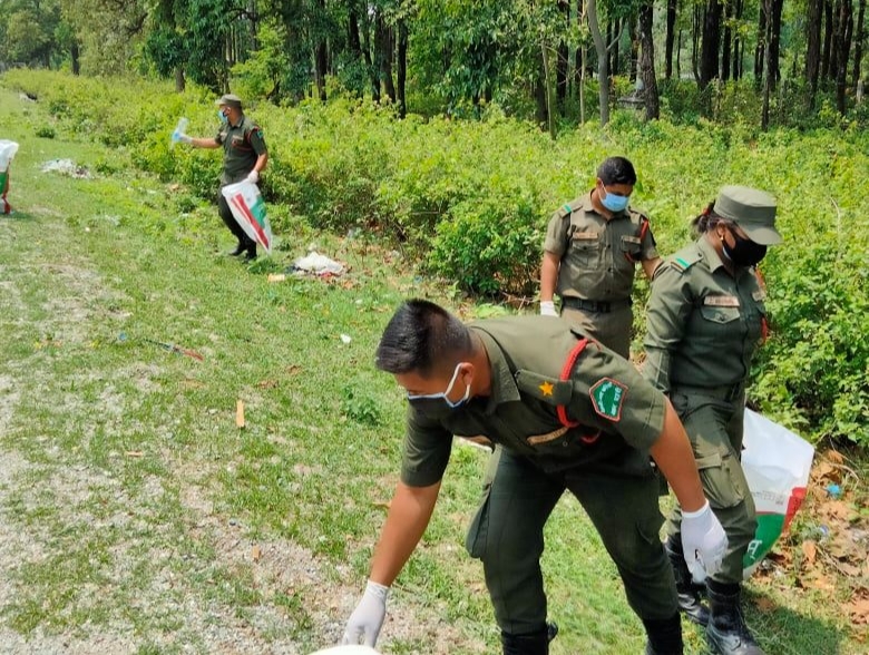 राजमार्ग किनारमा फालिएको फोहोर सफा गर्दै बेलबारीका नगर प्रहरी