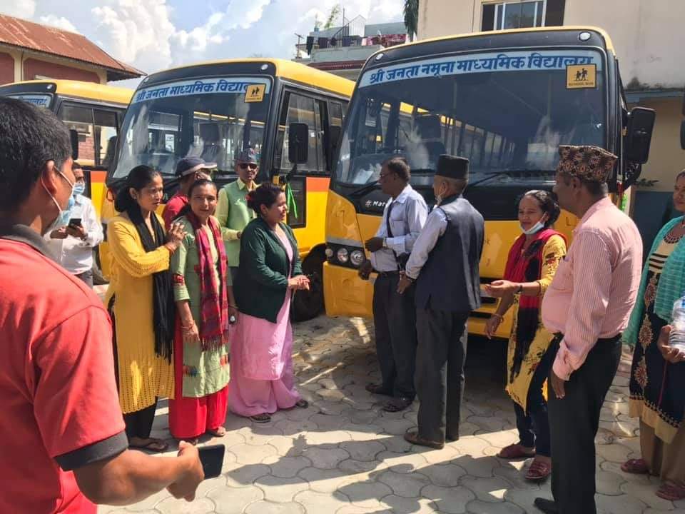 तीनवटा माध्यमिक विद्यालयलाई बेलबारी नगरपालिकाले दियो स्कुल वस