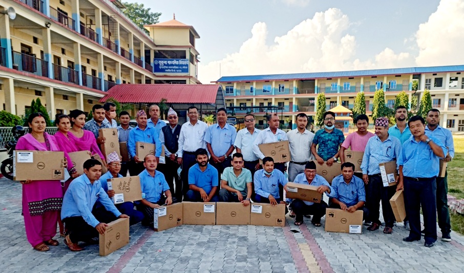 सुकुना माध्यमिक विद्यालयद्वारा २४ जना शिक्षकहरूलाई ल्यापटप वितरण