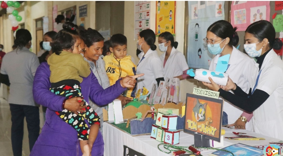 नोबेलका विद्यार्थीद्वारा गर्भवती पौष्टिक आहार एवम्  बच्चाका खेलौनाहरुको प्रदर्शनी