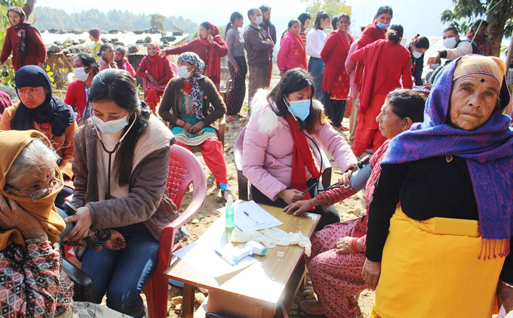 काभ्रेको चौकोट र रातमाटेमा केएमसीको निःशुल्क स्वास्थ्य शिविर