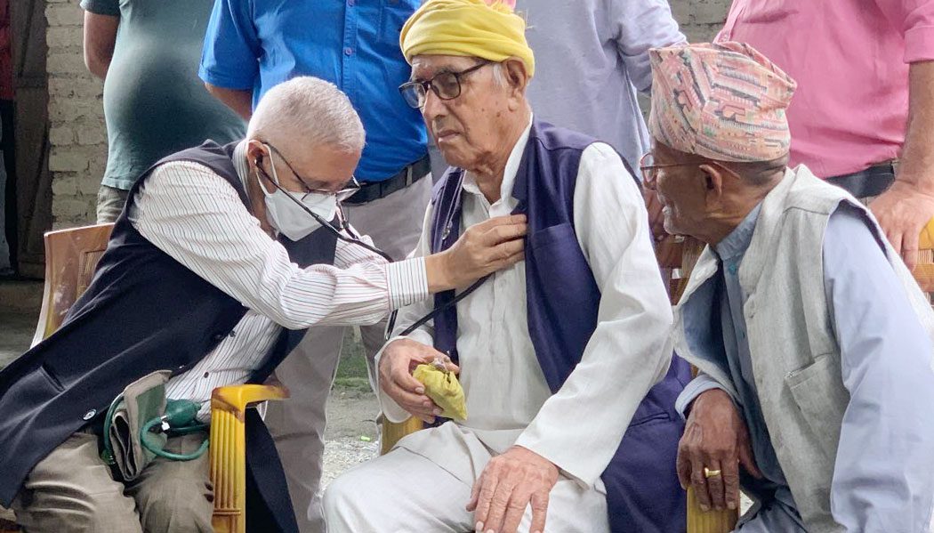 नोबेलको शिविरमा डा. शेखर कोइरालाले पनि जाँचे बिरामी
