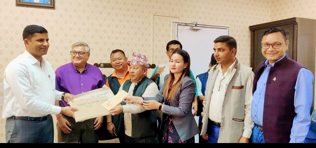 धनकुटाका जनप्रतिनिधि र कांग्रेस नेताहरूले  संघीय सरकारका पाँच मन्त्रीलाइ बुझाए ज्ञापन