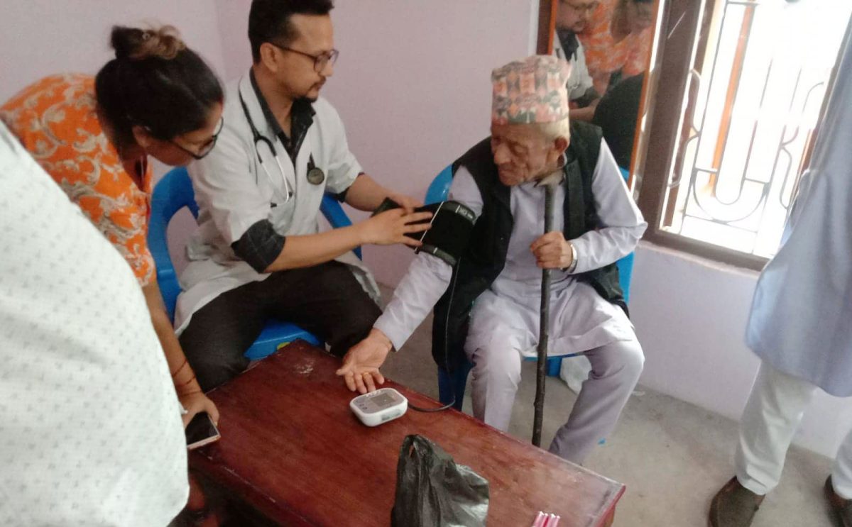 नोबेलद्वारा पथरीका बृद्धबृद्धाको मुटु तथा फोक्सोको परीक्षण