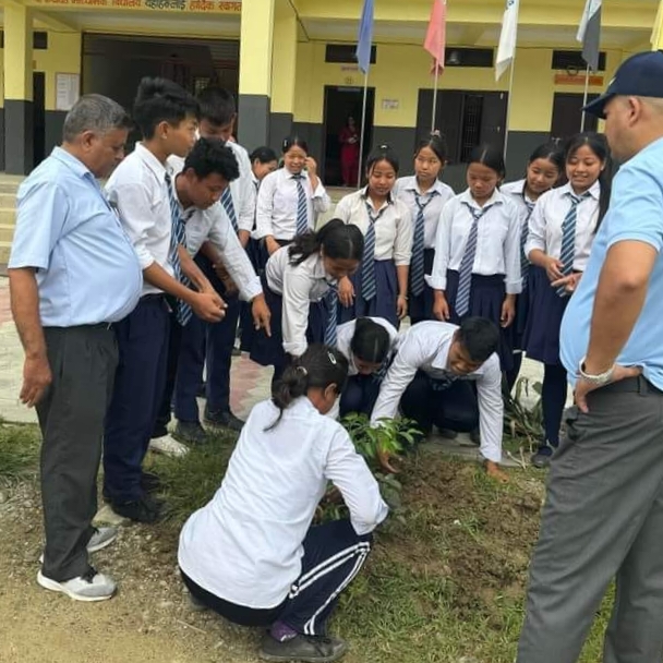 पञ्चायत माविका विद्यार्थीले स्कुल परिसरमै रोपे सयभन्दा बढी बिरुवा