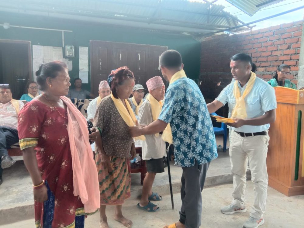 बिपन्न उपभोक्ता तथा विभिन्न संघ संस्थालाई जनचाहना सा.ब. ले दियो फर्निचर सामग्री