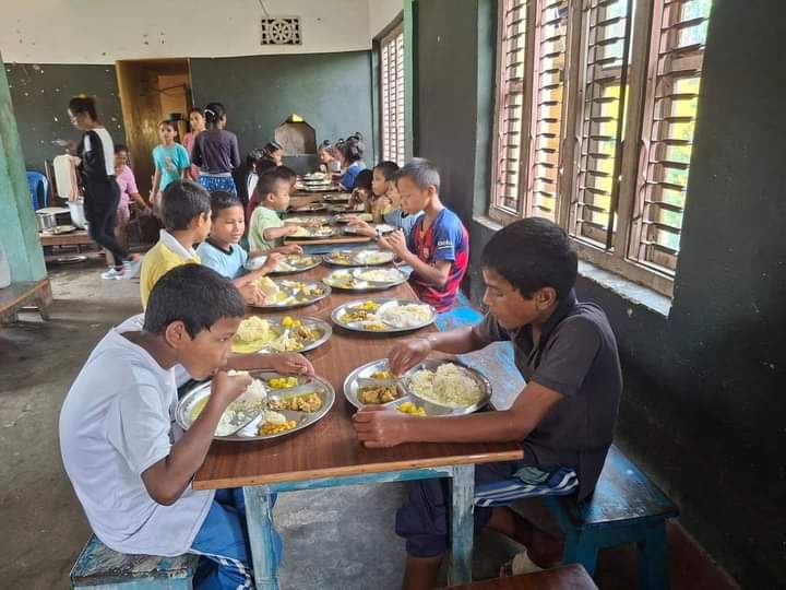 बालगृहका ६८ बालबालिकालाई खाना खुवाउँदै जमर्कोले मनायो बाह्रौं वार्षिकोत्सव