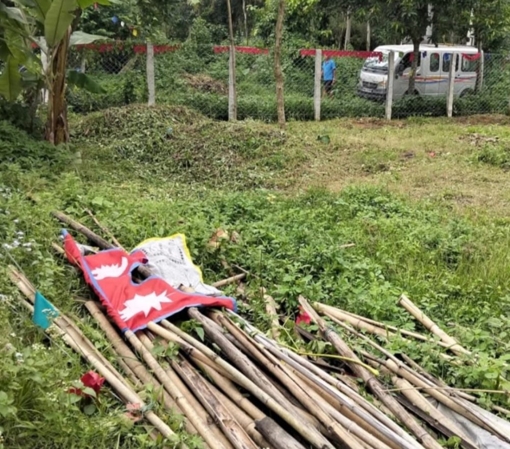 राष्ट्रिय झण्डा र त्रिशुल लडाएकोमा आपत्ति, घटनास्थल पुगे प्रदेश सांसदहरु  
